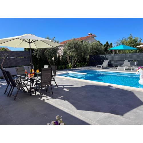 Moderne Ap, 2 Mit Pool Und Grill In Der Nähe Von Split Und Trogir