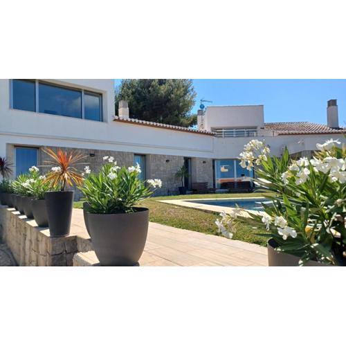 Moderne u. großzügige Villa, Panoramablick und Privatpool, ideal für 2 Familien
