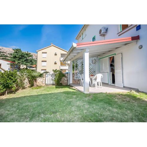 Moderne Unterkunft mit großer Terrasse und Garten