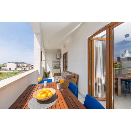 Modernes Apartment mit Meerblick, stylischem Interieur, privatem Balkon, Grill, Klima, WiFi