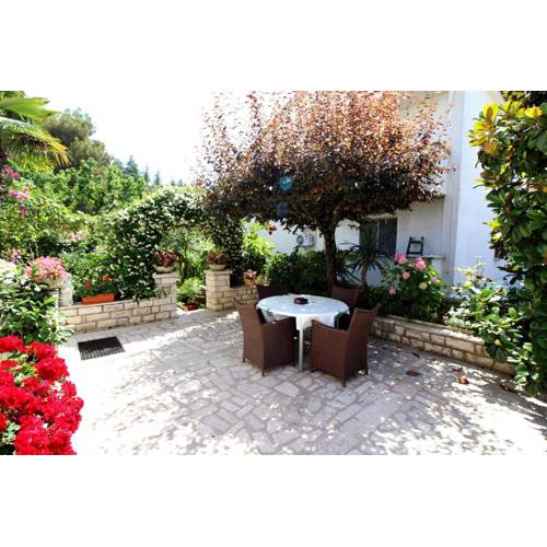 Modernes Apartment mit privater Terrasse, Grillbereich, Spielplatz, Liegen, Privatparkplatz