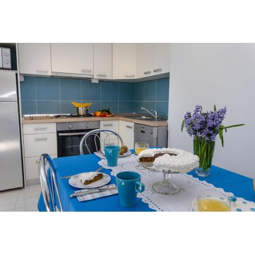 Modernes Apartment nur 350 Meter zum Strand mit privater Terrasse, Babybett, Elektrogrill