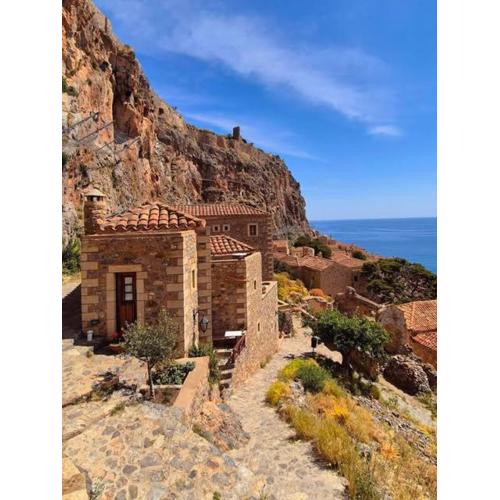 MonoLithos Inn