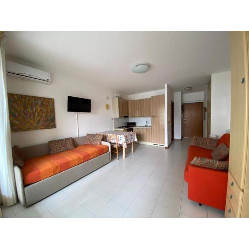 Monolocale con balcone, comodo al mare, posto auto privato