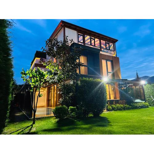 Muhafazakar Havuzlu Bahçeli Güneşlenme Alanı Bulunan Ultra Lüks Villa