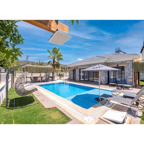 Müstakil havuzlu jakuzili tatil villası