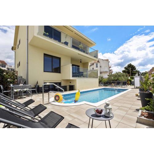 MY DALMATIA - Apartment Cvita with shared pool