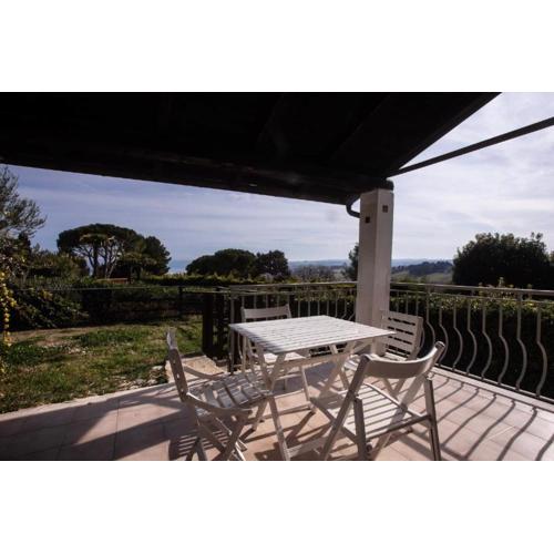 N110 - Numana, villa con giardino e vista mare