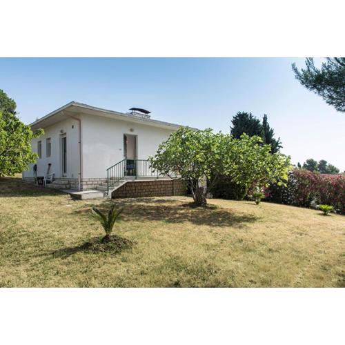 N122 - Numana, villa singola con giardino e vista mare