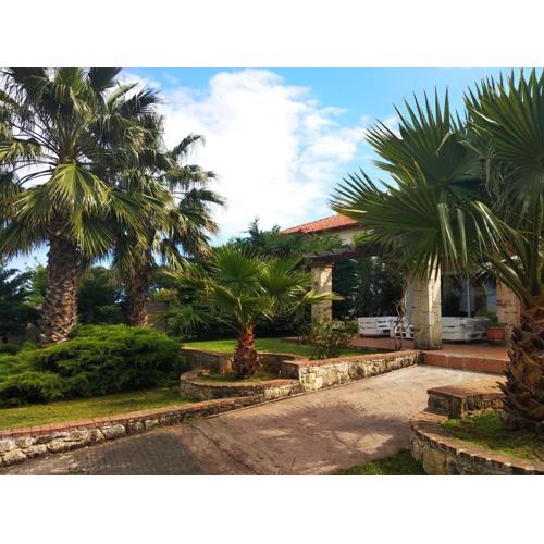Naturstein-Mediterranhaus mit Gartenblick