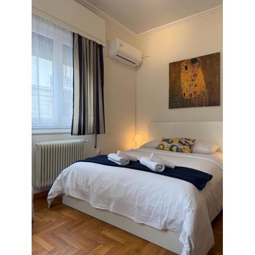 Near Acropolis Sunny Apartment!