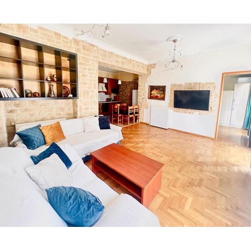 Neoclassical 2Bed in Kallimarmaro