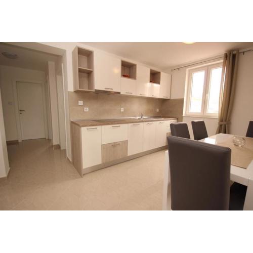 Neu modern eingerichtete Apartment für 4 Personen in einem Haus mit mehrere Apartments und mit Pool