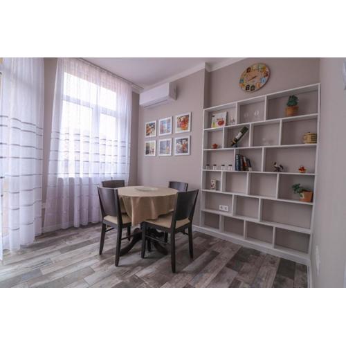 New 1930s quiet central apartment w/AC - 2 bedroom
