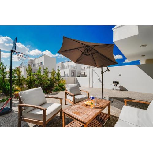 NEW 2BR Townhouse in Luxury Resort Pool & Beach