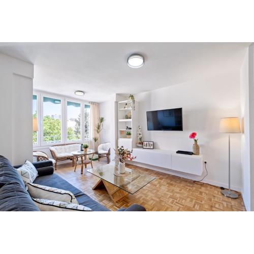 New apartment in the city center 3beds, 2baths, terrace & parking