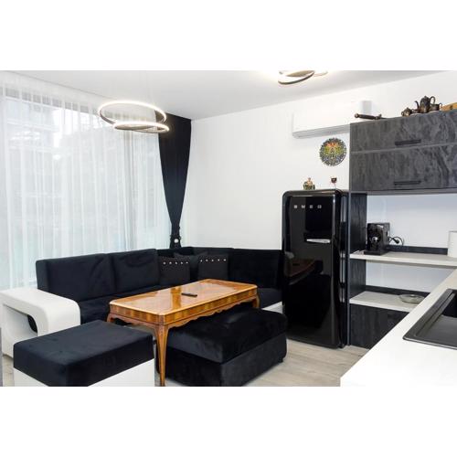 New Black & White Flat 5 Min Away From Sea Garden by Flat Mаnager
