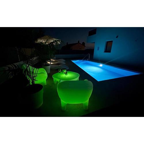New exclusive apartment with garden and private pool near the sea