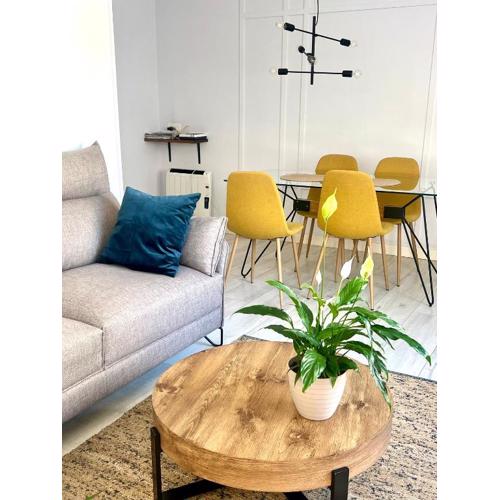 NEW Gorgeous Central Apartment - Beachfront - 3 BD