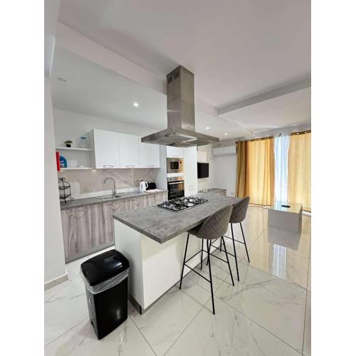 New luxury 2 Bed with Patio near aquarium