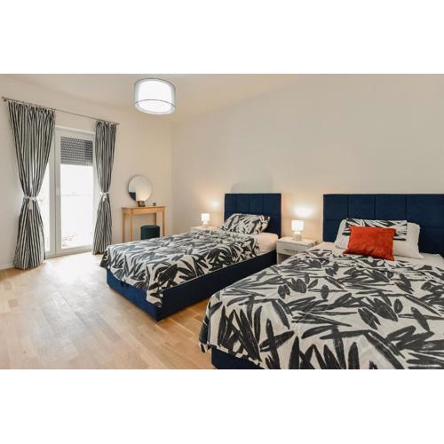 NEW LUXURY 3 Bedroom 4 Air Conditioners