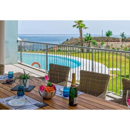 New Luxury 3-bedroom Seaview Apt