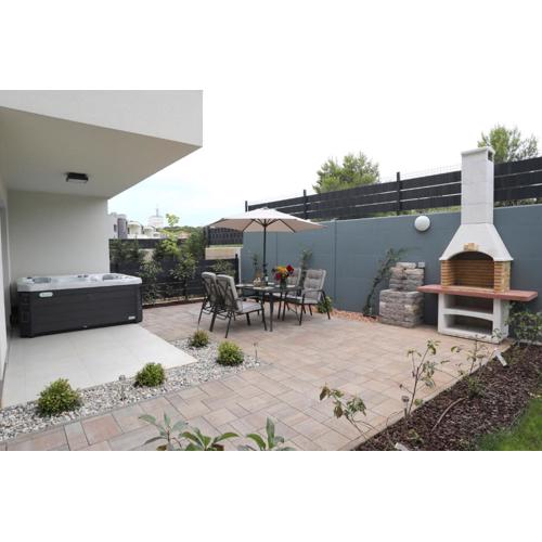 New luxury air-conditioned apartment, with jacuzzi, free parking and gardens