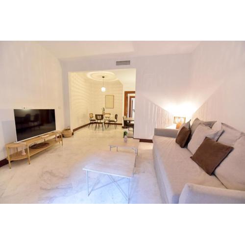 New! Luxury Design Apartment with Free Parking