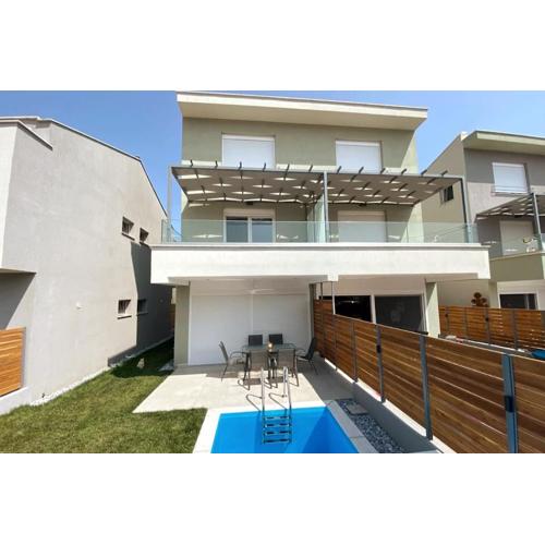 New Luxury Home near the Beach!