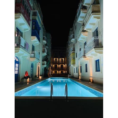 New, Modern Ground Floor Apartment with Pool