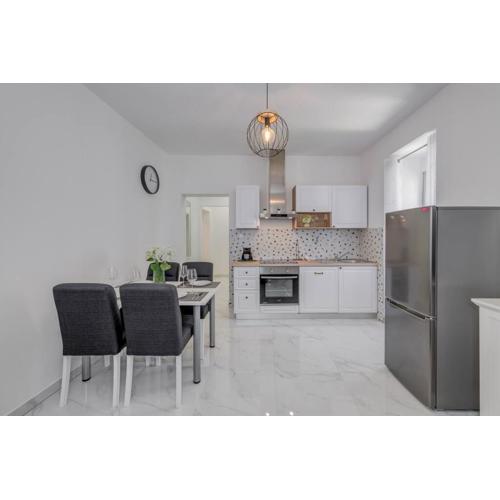 New place in Old town of Trogir, parking
