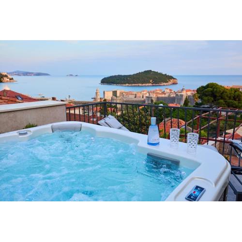 New & Stunning Views in Luxury 5* Divona Apartment