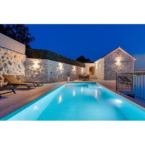 New! Villa KING with private pool with hydromassage, 4 bedrooms, 3km from sea and town Omiš