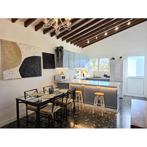 Newly renovated 2 bedroom apartment with Pool & Seaview