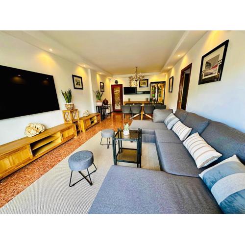 Newly renovated apartment, 6 mins to the beach