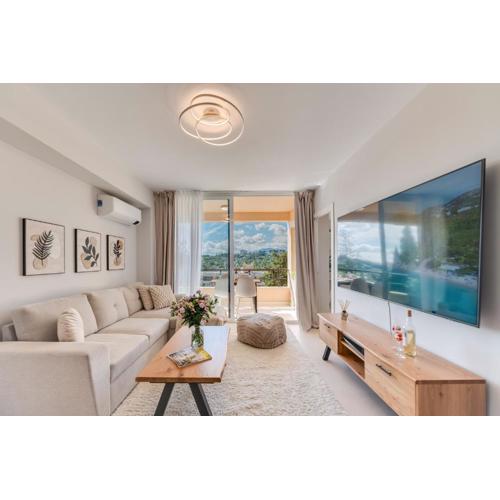 Newly Renovated Sunlit 3BDRM Apt with Stunning Views