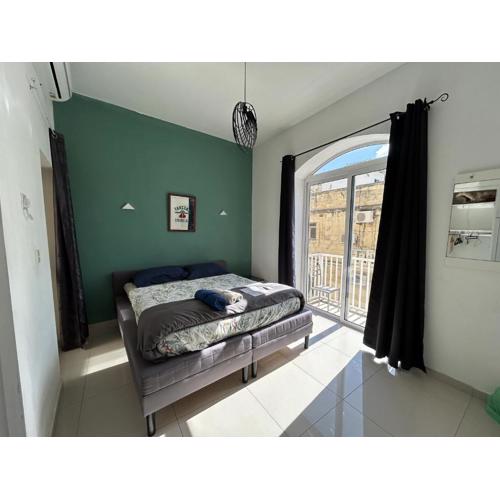 Next to beach Sliema Stay, Cozy, Air-Conditioned, Self Check-In