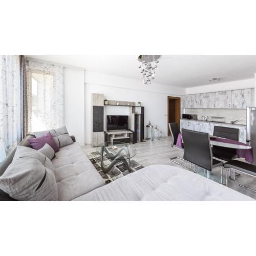 NEXT TO GONDOLA. Cosy & Elegant 2 Bedroom apartment in Neon Complex