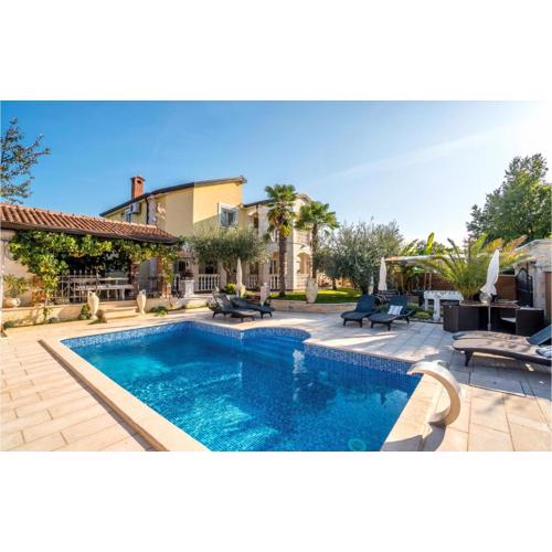 Nice Apartment In Porec With Jacuzzi