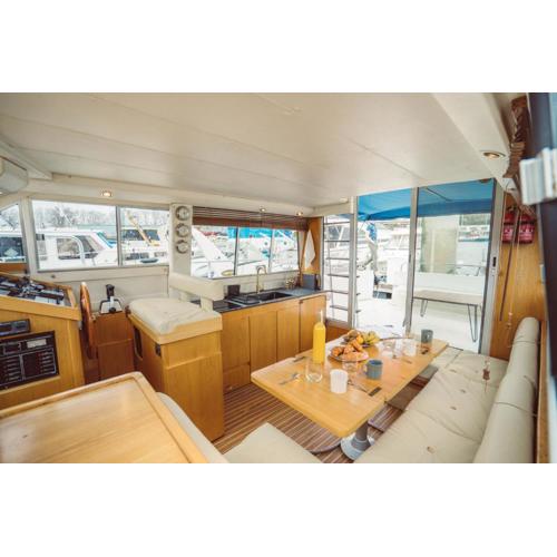 NO LIMIT CHARTER bateau avec parking privé proche centre-ville