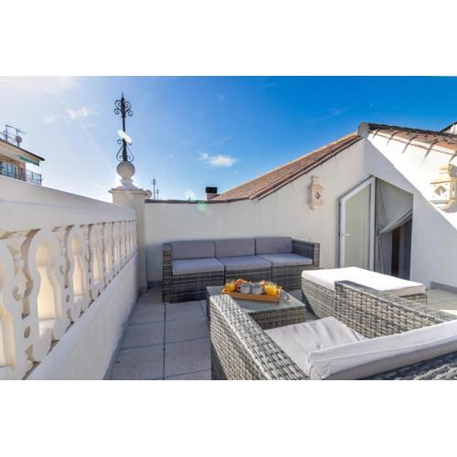 NT Luxury Central Duplex with Terrace & Parking