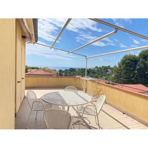 Numana, 600 mt mare trilocale con ampia terrazza vista mare