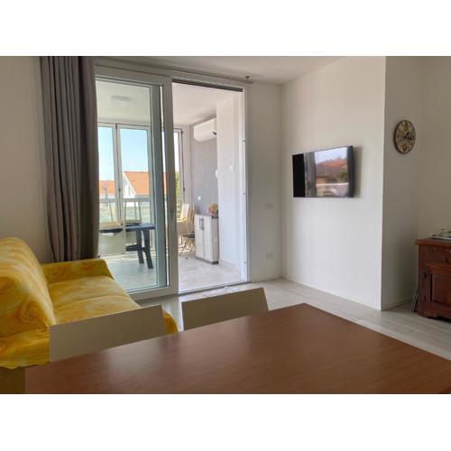 Nuovo appartamento con terrazzo e piscina