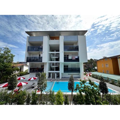 Nuovo condominio con piscina e garage