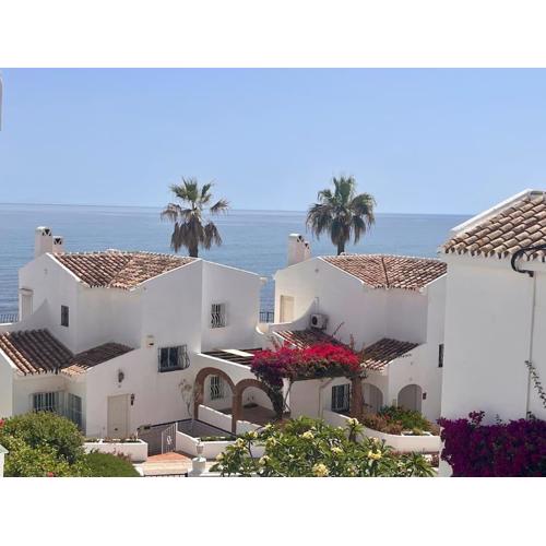 Nyrenoverat! Beachfront townhouse med pool