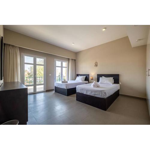 Ocean View: Spacious 2-Bed Apt