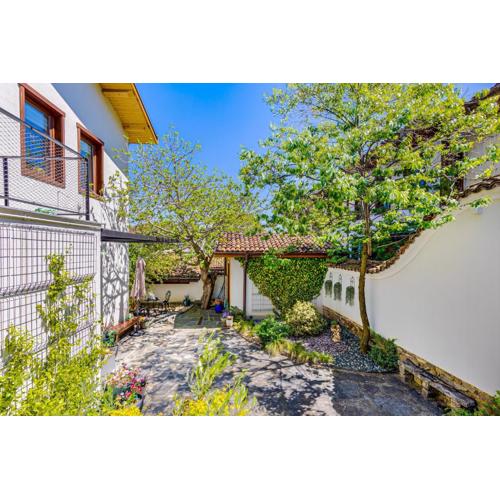 Old Town 2BR Spacious House with Private Garden and Free Parking