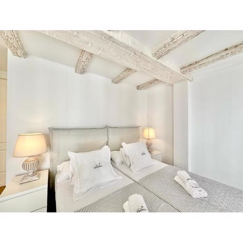 Old Town Modern Flat, 4 Minutes From Beach - EaW Homes