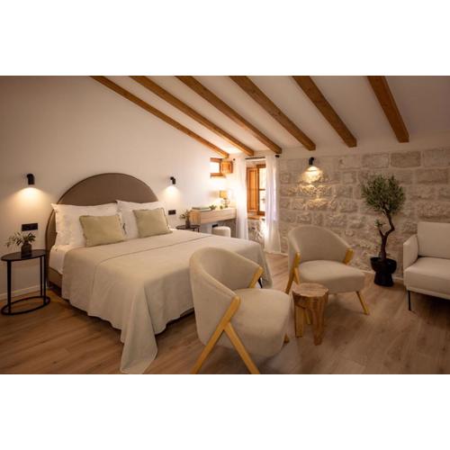 Old Town Olive luxury room for 3