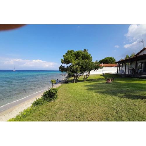 Olga Studio House in front of the beach